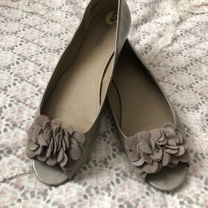 Kenneth Cole Reaction Taupe Floral Peep-Toe Flats size 9M like new